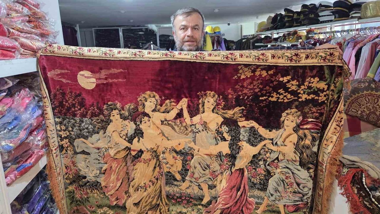 Samsunlu müzik öğretmeninin 25 ülkeden 150 duvar halısı koleksiyonu