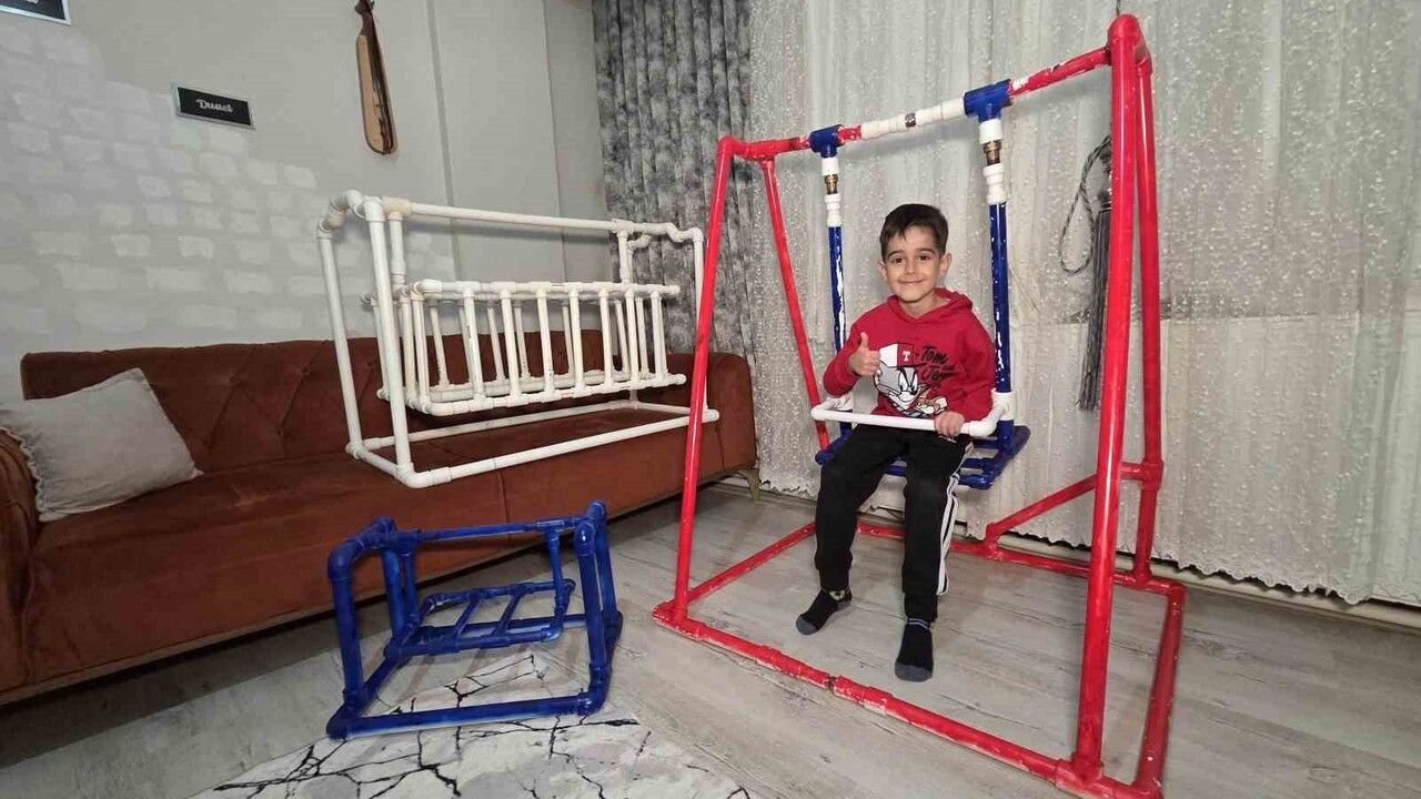 Samsunlu tesisatçı Furkan Karadağ su borularından beşik ve taşınabilir salıncak üretti