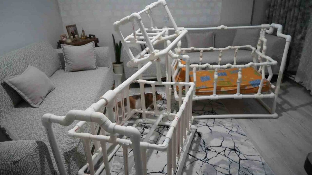 Samsunlu tesisatçı Furkan Karadağ, su borularından yaptığı beşiği içinde test etti; taleple üretime geçti