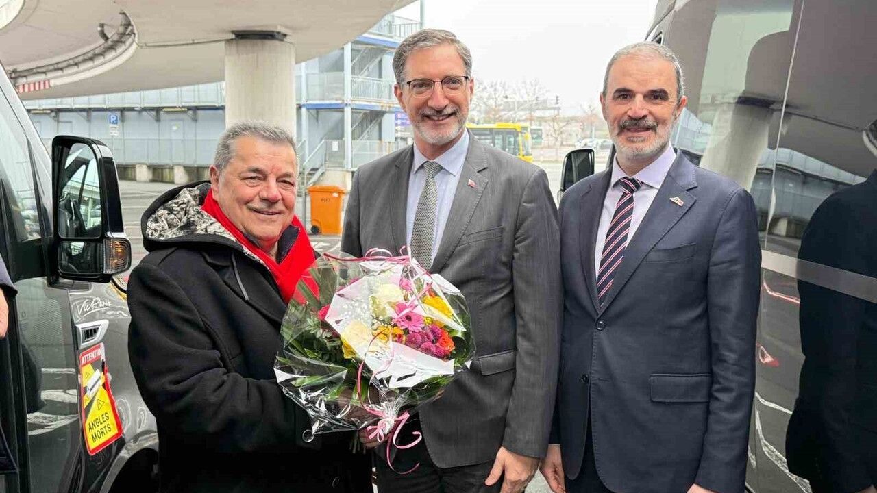 Samsunspor Almanya'ya Ulaştı: Frankfurt Havalimanı'nda Resmi Karşılama