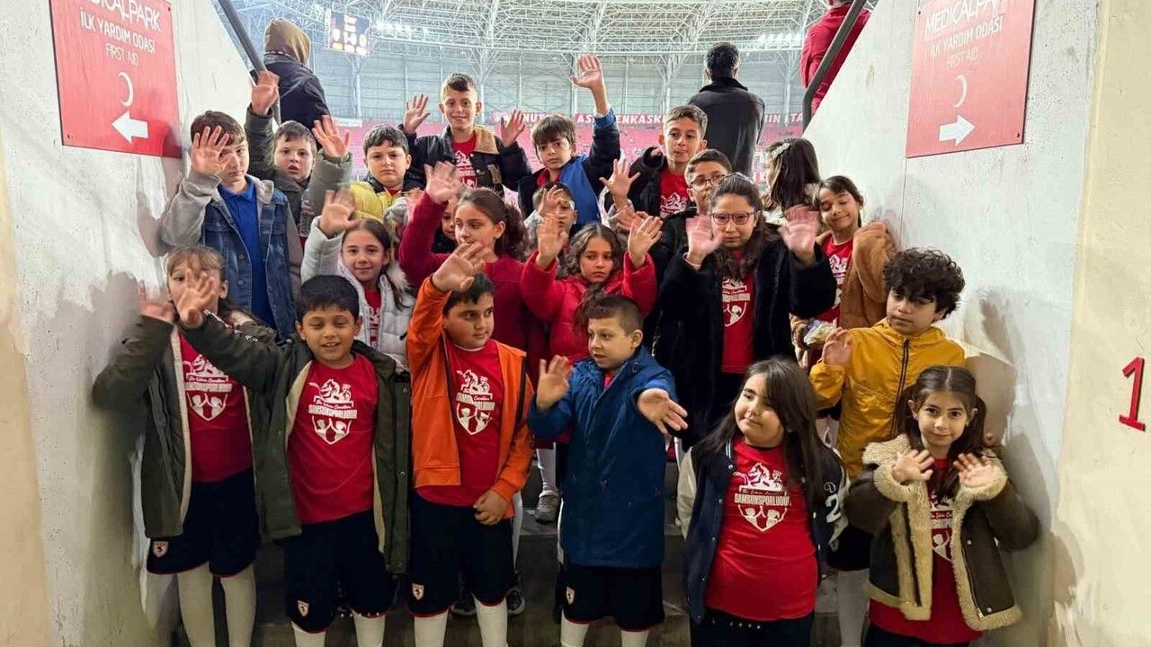 Samsunspor, 'Hayallerine Sınır Yok' projesi kapsamında özel öğrencilerin tasarımlı formalarıyla sahaya çıktı