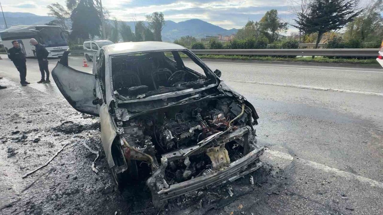 Samsunsporlu Anthony Musaba’nın kiralık otomobili motor yangınında küle döndü