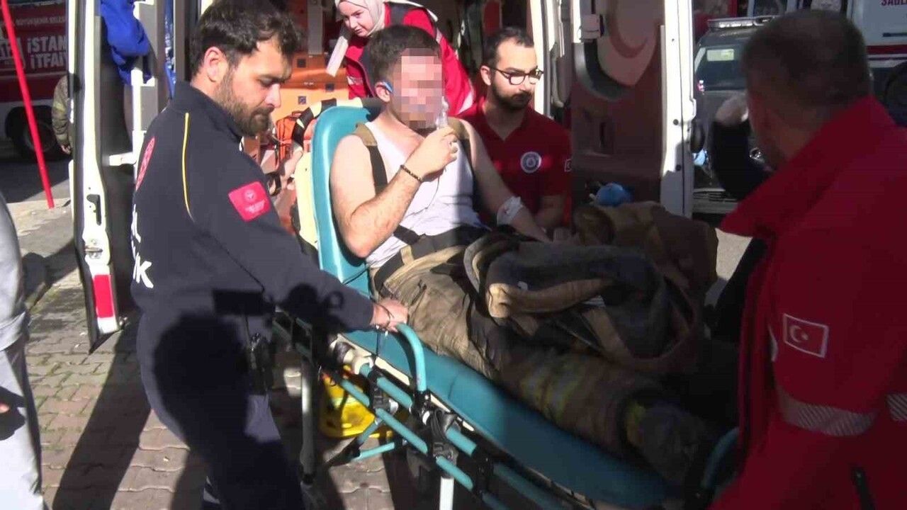 Sancaktepe'de asansör yangını: Anne ve çocuğu kurtarıldı, 2 itfaiye eri dumandan etkilendi