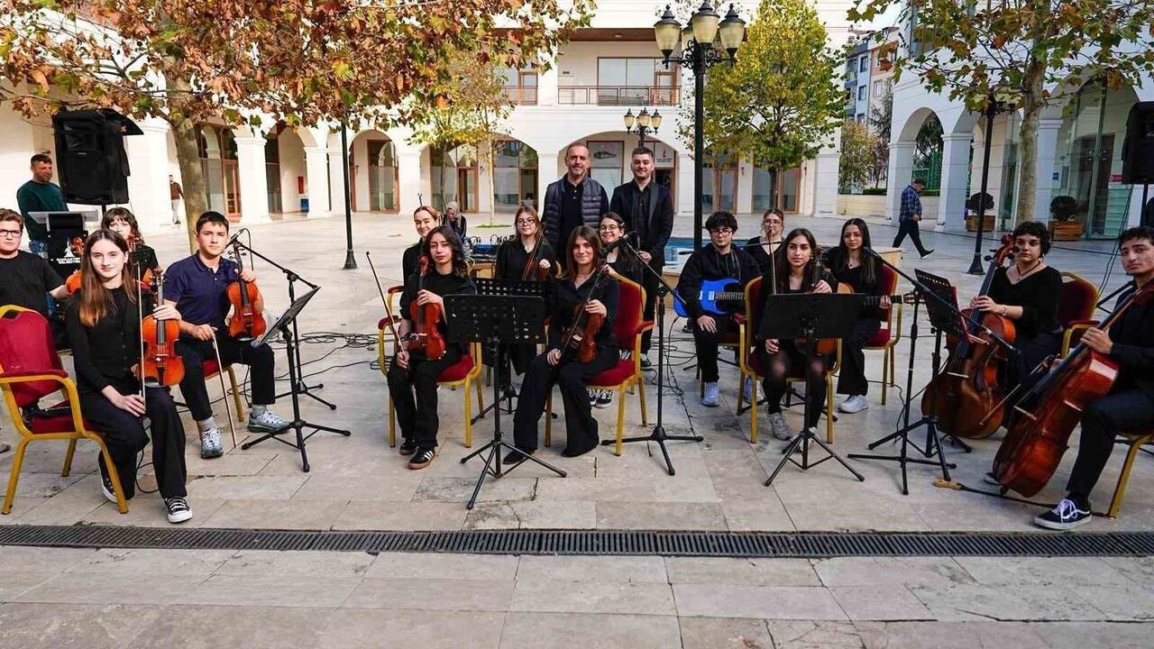 Sancaktepe'de Gençlik Merkezleri Öğrencilerinin Karma Resim Sergisi Prof. Dr. Necmettin Erbakan Külliyesi'nde Açıldı
