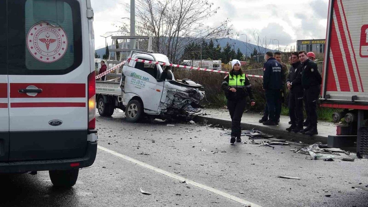 Sancaktepe'de Samandıra Caddesi'nde yaşanan kazada kamyonet sürücüsü hayatını kaybetti
