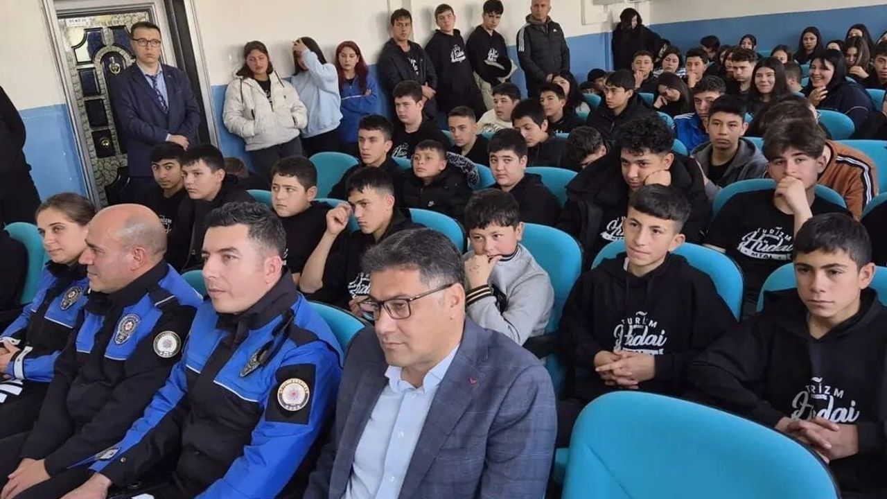 Sandıklı'da polisten lise öğrencilerine güvenli internet ve farkındalık eğitimi