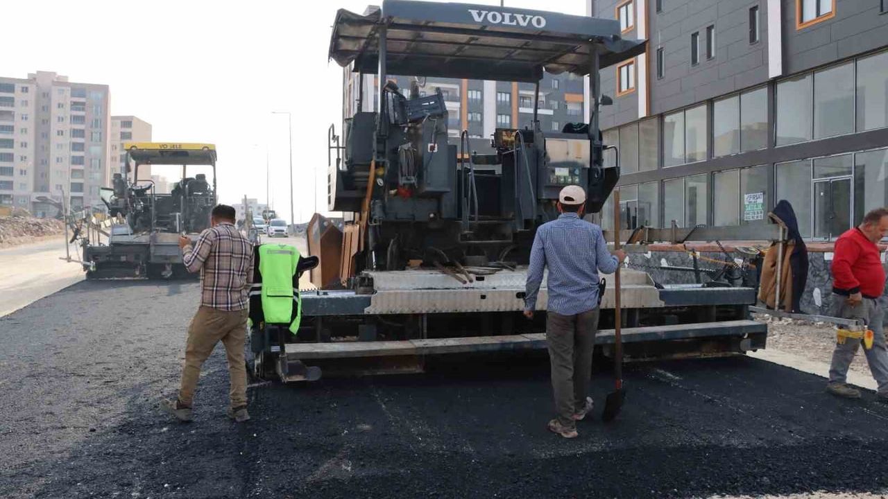 Şanlıurfa Büyükşehir Belediyesi, Abdulkadir Yüksel Bulvarı’nda beton bariyerleri kaldırıp yolu çift yönlü trafiğe açtı