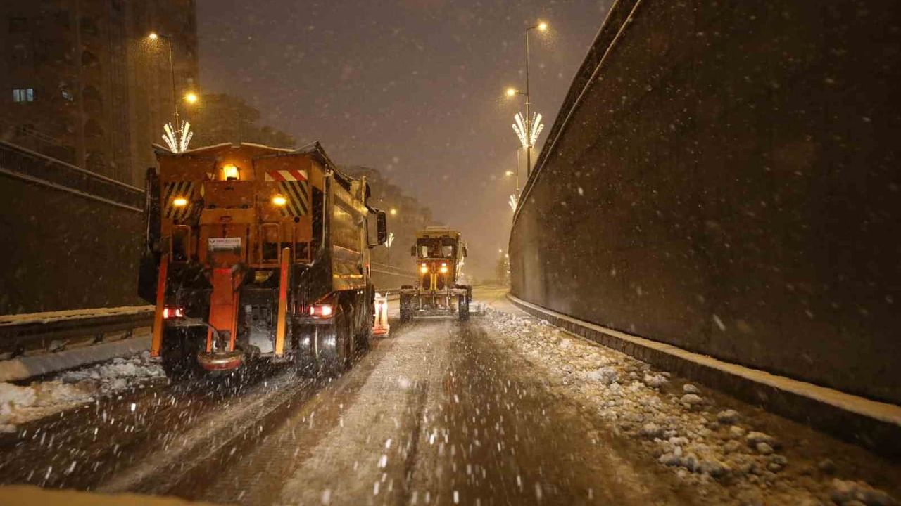 Şanlıurfa Büyükşehir Belediyesi kar mesaisinde: Ekipler ana arterleri açık tutmak için çalışıyor