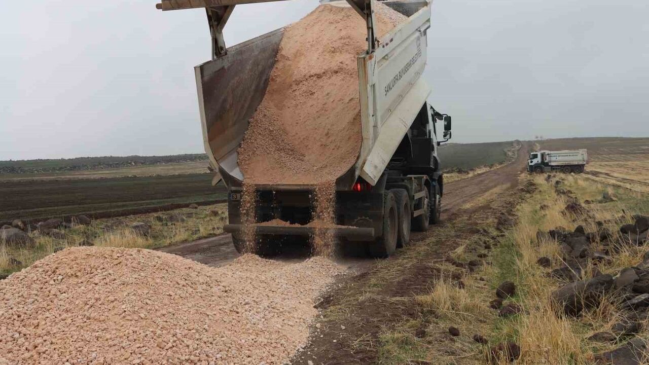 Şanlıurfa Büyükşehir, Siverek kırsalinde 3 kilometrelik yolu modernize ediyor