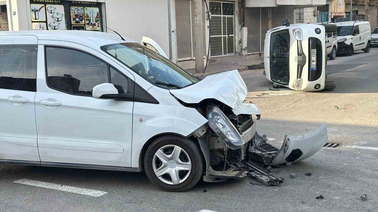 Şanlıurfa Ceylanpınar'da İki Hafif Ticari Araç Çarpıştı — Yaralanma Yok