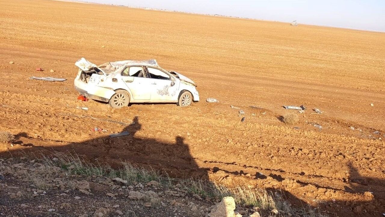 Şanlıurfa Ceylanpınar'da Kontrolden Çıkan Otomobil Tarlaya Devrildi — Sürücü Yaralandı