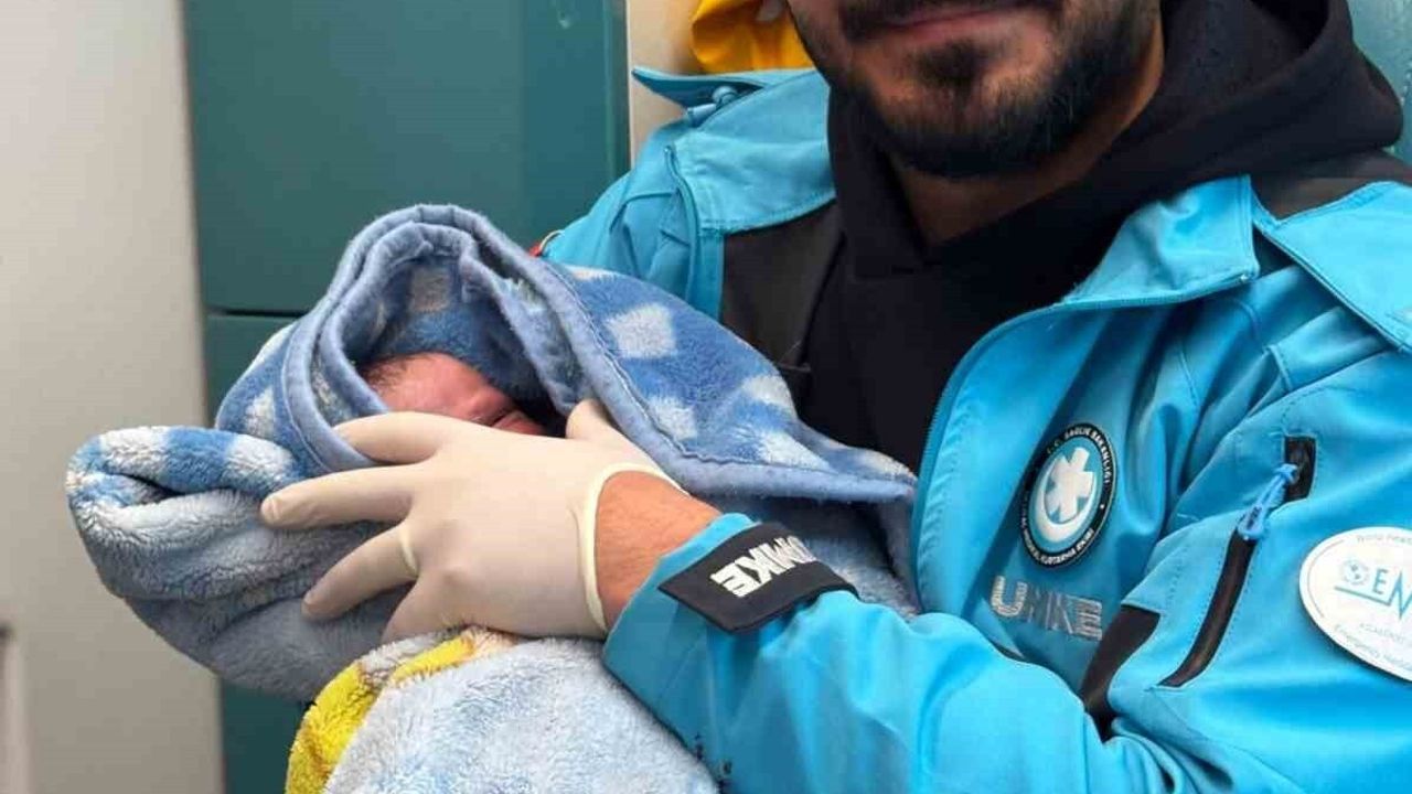 Şanlıurfa’da ambulansta doğum: Anne bebeğine sağlık personelinin adını verdi