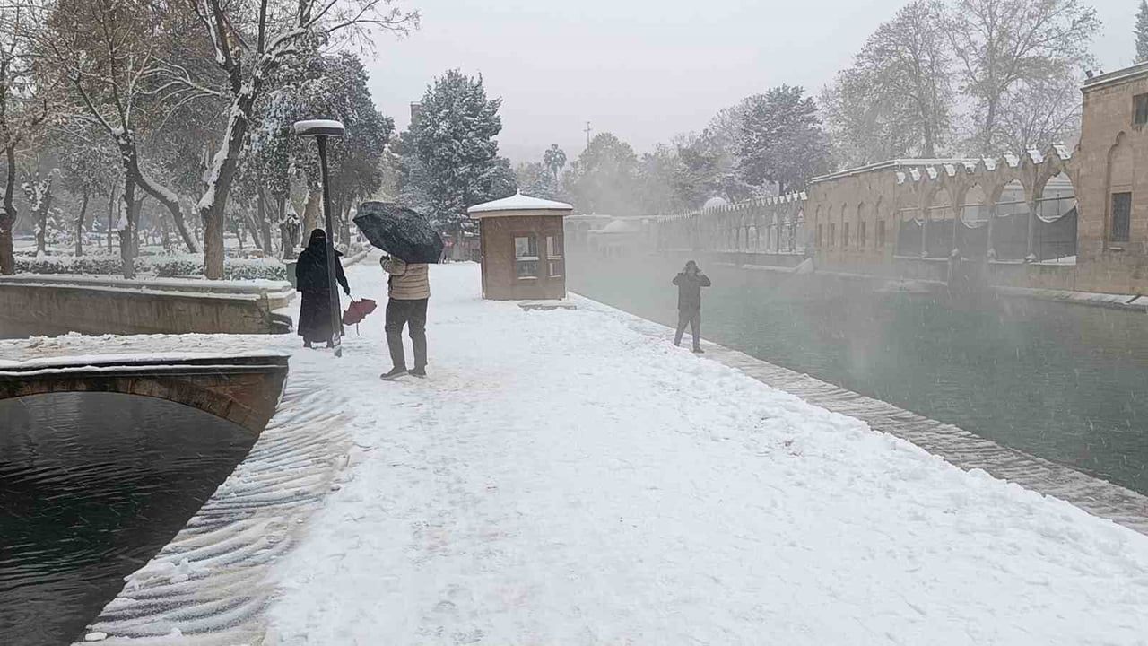 Şanlıurfa'da Balıklıgöl ve Kale Karla Kaplandı; Vatandaşlar Şiir ve Türkülerle Sevindi