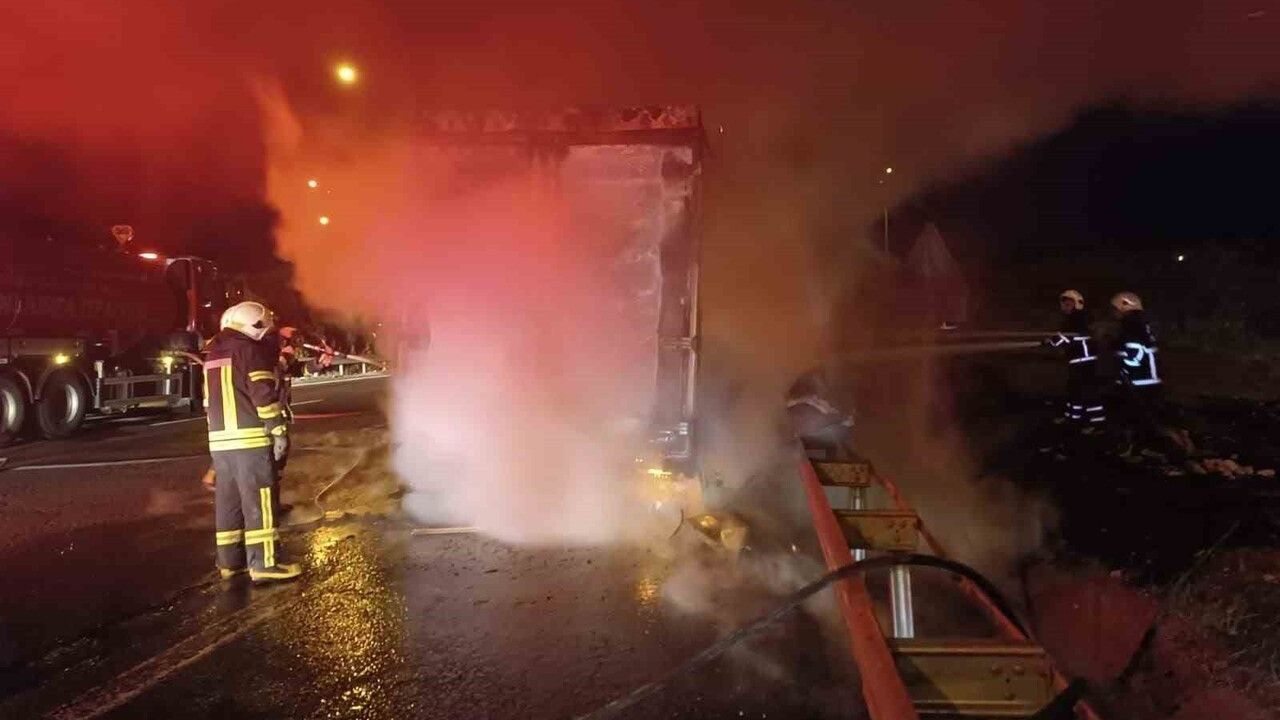 Şanlıurfa’da beyaz eşya yüklü tır alev aldı; milyonlarca liralık yük küle döndü