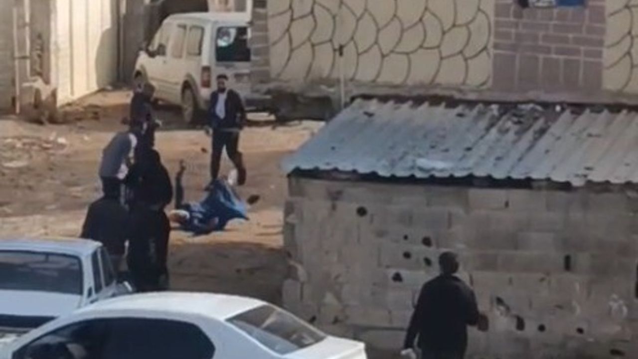 Şanlıurfa'da çocuk tartışması büyüdü: Eyyübiye Uğurlu Mahallesi'nde silahlı ve sopalı kavga, 6 yaralı