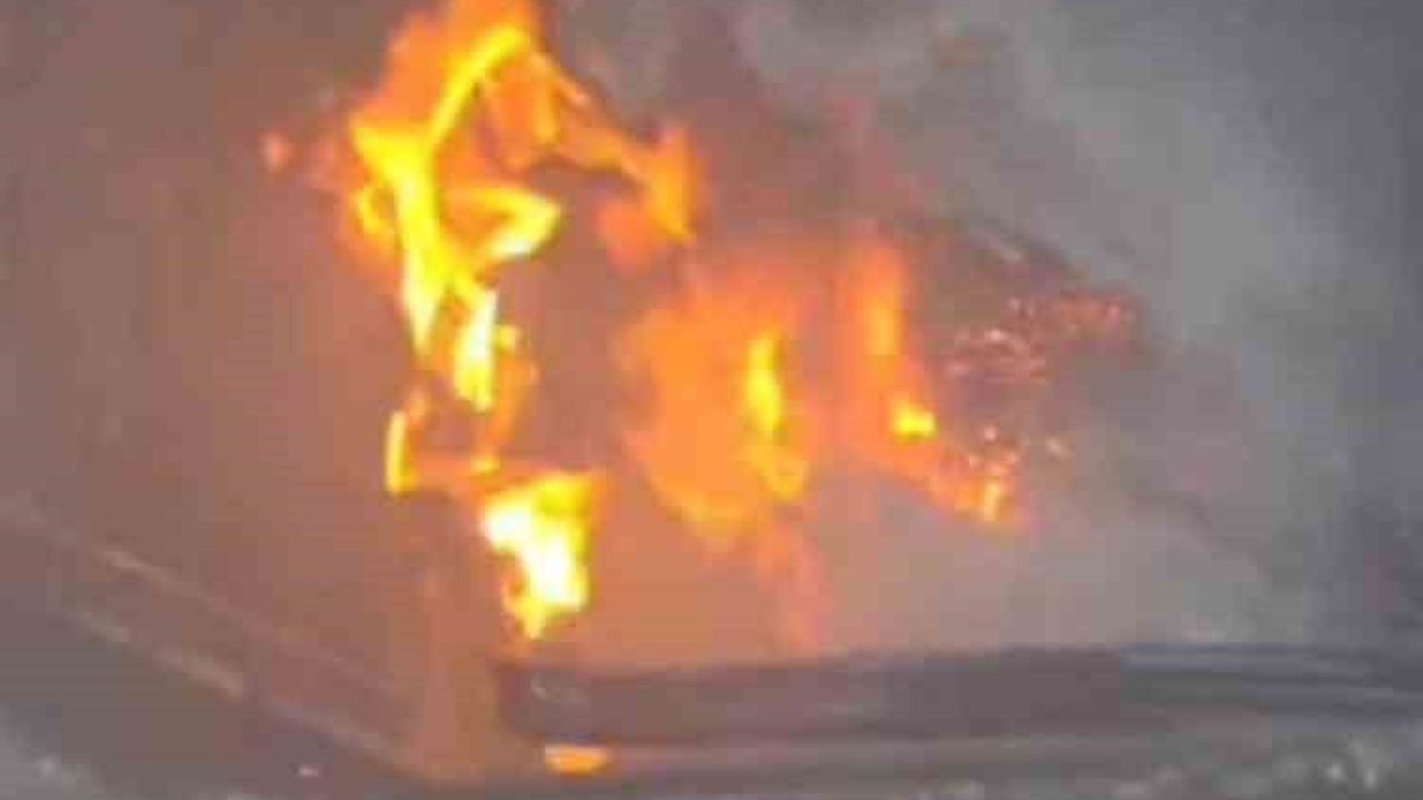 Şanlıurfa'da inşaat şantiyesinde yangın: 4 araç ve bir konteyner kullanılamaz hale geldi