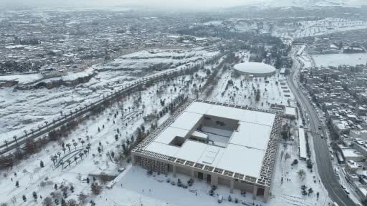 Şanlıurfa'da Karla Kaplanan Balıklıgöl, Urfa Kalesi ve Kızılkoyun Mağaraları Drone ile Görüntülendi