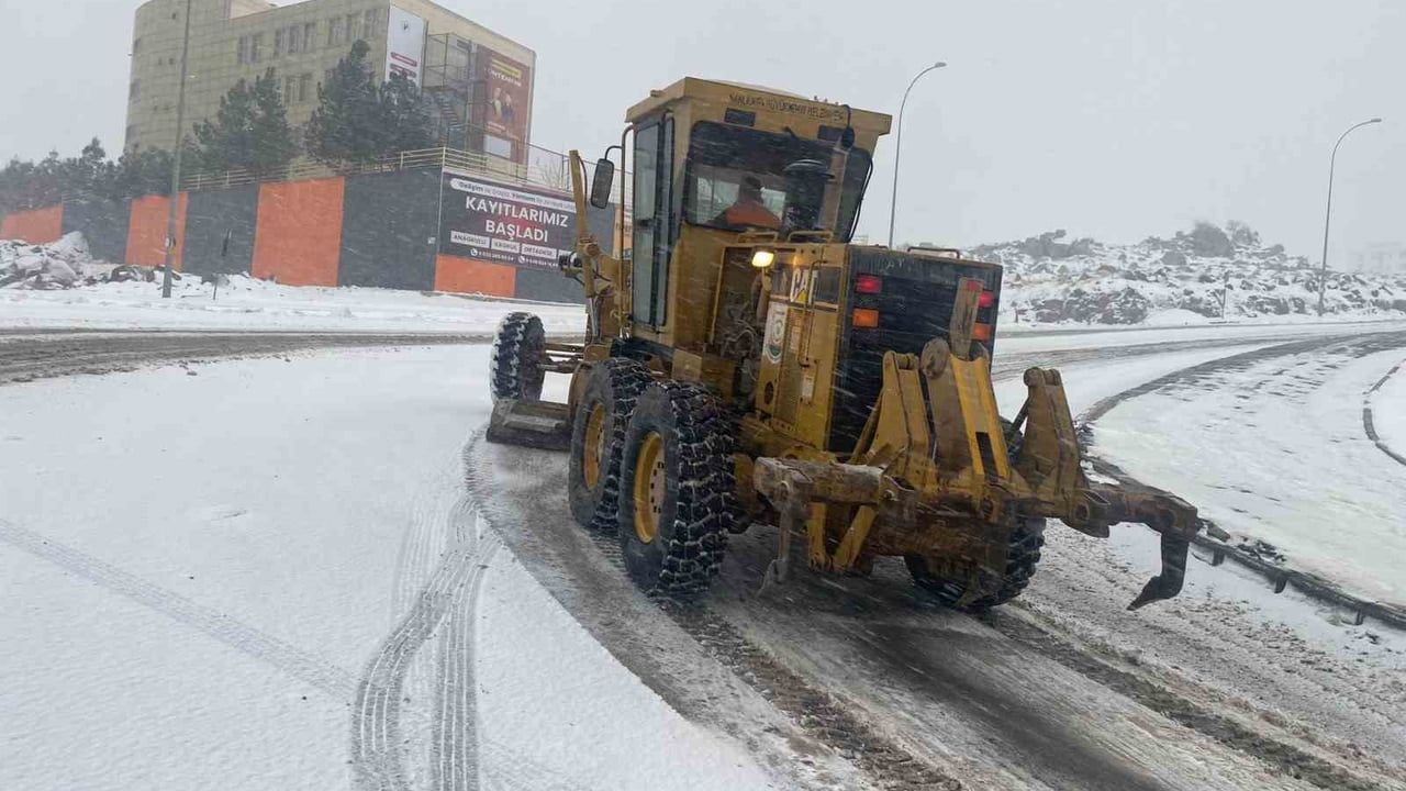 Şanlıurfa’da karla mücadele sürüyor: Ekipler yolları açık tutmak için yoğun mesai yapıyor