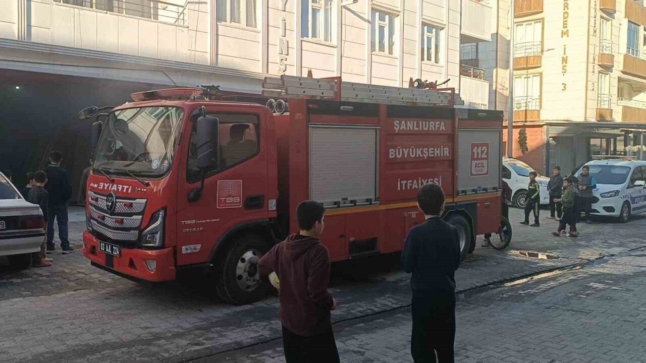 Şanlıurfa'da mobilya dükkanında talaşın tutuşması sonucu yangın