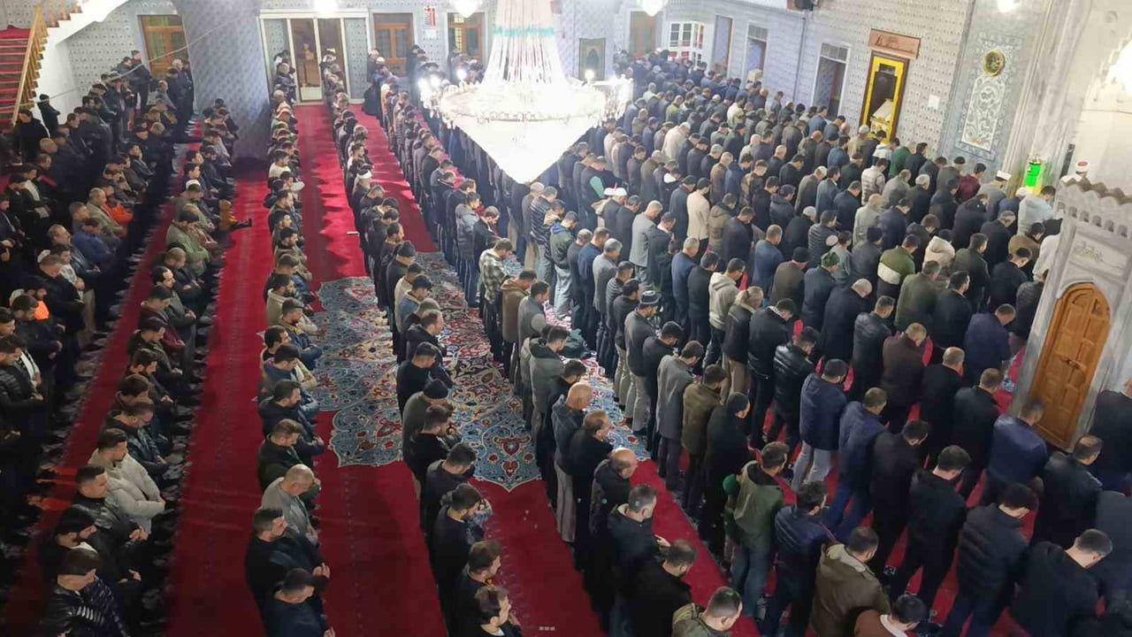 Şanlıurfa'da Regaip Kandili: Balıklıgöl Dergah Camisi'nde yoğun katılım