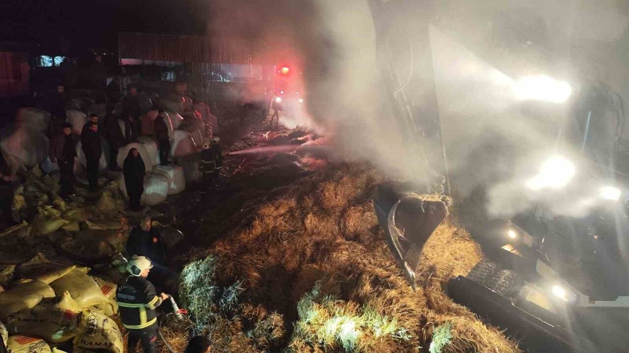 Şanlıurfa'da samanlık yangını itfaiye müdahalesiyle ağıla sıçramadan söndürüldü