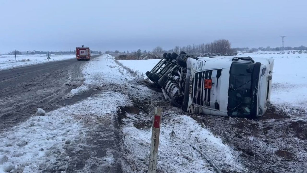 Şanlıurfa'da sülfürik asit yüklü tanker devrildi — 1 yaralı