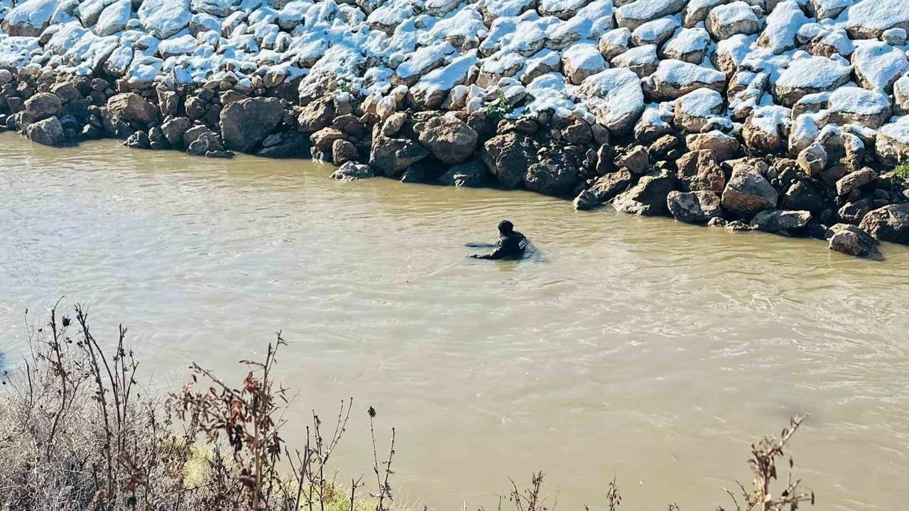 Şanlıurfa’da tahliye kanalına devrilen otomobilde sürücüyü arama çalışmaları sürüyor