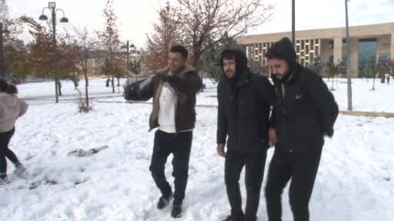 Şanlıurfa’da uzun aradan sonra yoğun kar yağışı: Çocuklar kartopu oynadı, yetişkinler halay çekti