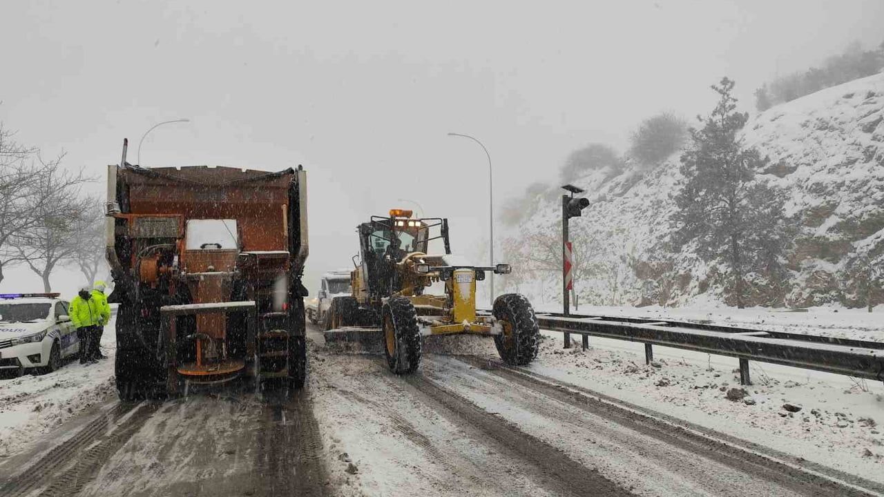 Şanlıurfa'da yoğun kar nedeniyle bazı yollar geçici olarak trafiğe kapatıldı