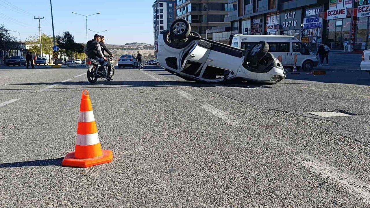 Şanlıurfa Haliliye'de iki otomobil çarpıştı: 4 yaralı