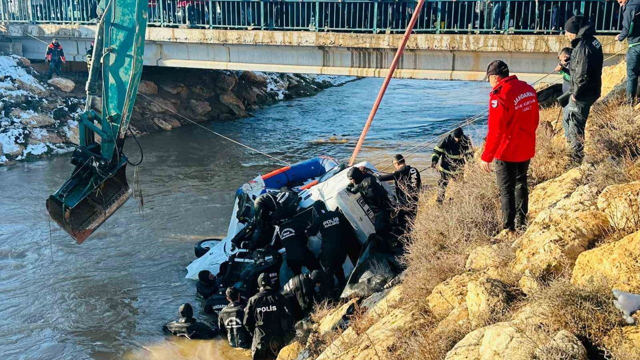 Şanlıurfa Harran'da tahliye kanalına devrilen otomobilde 3 çocuğun cesedine ulaşıldı