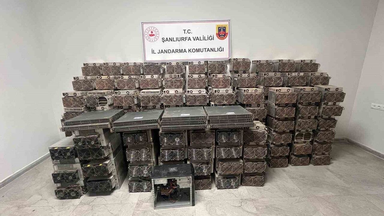 Şanlıurfa Hilvan'da gümrük kaçağı 281 kripto madencilik cihazı ele geçirildi