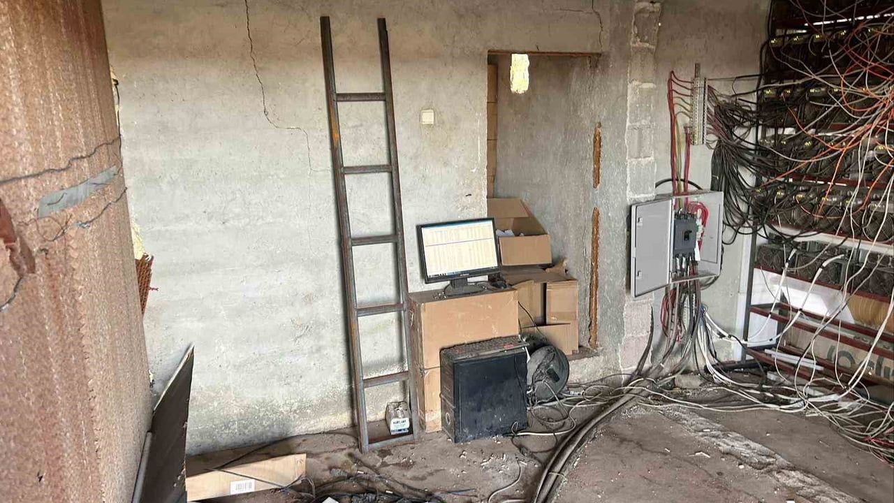 Şanlıurfa Hilvan'da kripto madenciliği operasyonu: 1 gözaltı, 1,5 milyon TL değerinde ekipman ele geçirildi