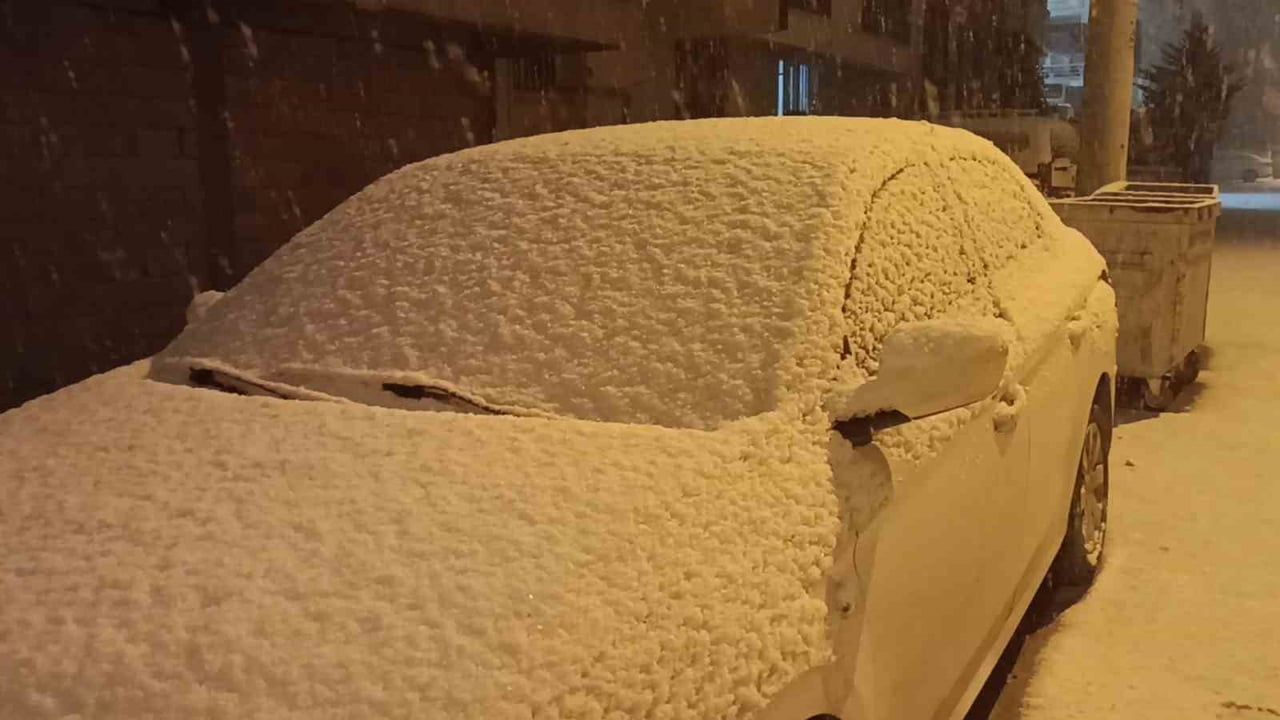 Şanlıurfa merkezinde yıllar sonra yoğun kar yağışı; okullar 29 Aralık'ta tatil edildi