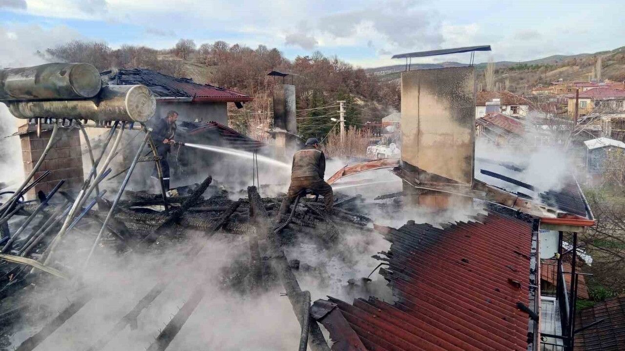 Şaphane’de iki katlı evin çatısında yangın: İtfaiye ve Orman ekipleri müdahalesiyle söndürüldü