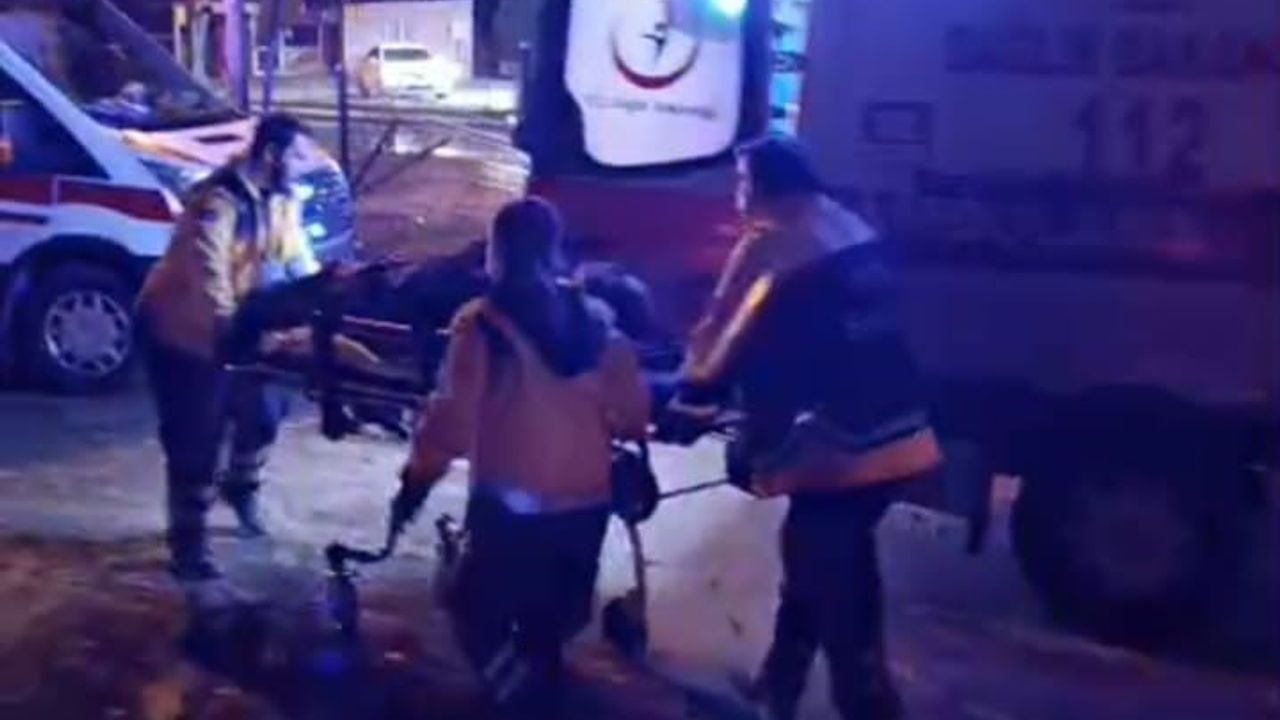 Sarayköy'de kırmızı ışık ihlali iddiası: Beton mikseri devrildi, 5 yaralı