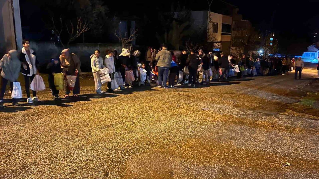 Sarıgöl Çavuşlar Mahallesi'nde Asırlık Bayram Geleneği: Yılda Üç Kez Çocuklara Tatlı İkramı