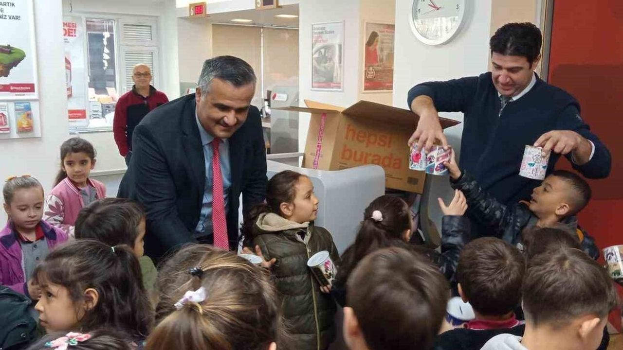 Sarıgöl'de ana sınıfı öğrencileri banka ziyaretiyle tasarrufla tanıştı