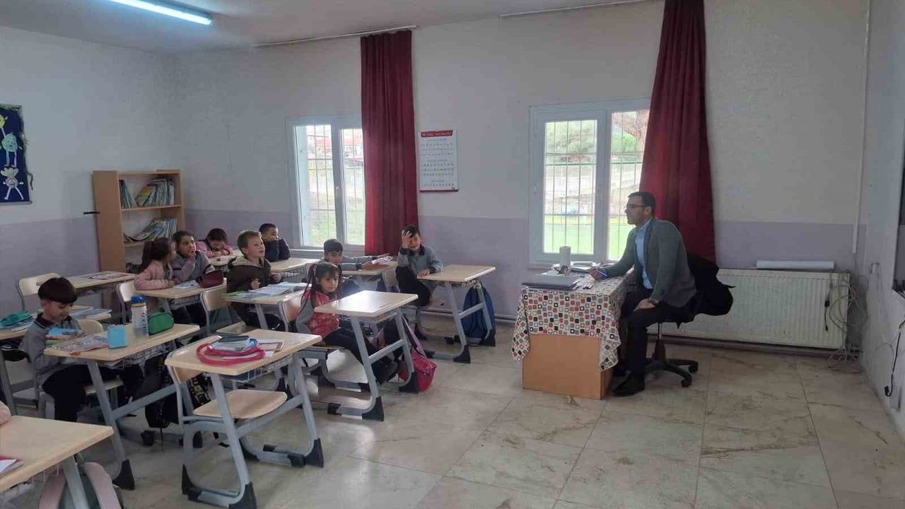 Sarıgöl'de İlçe Milli Eğitim Müdürü Cezmi Yıldırak sınıf ziyaretleriyle ihtiyaçları yerinde tespit ediyor