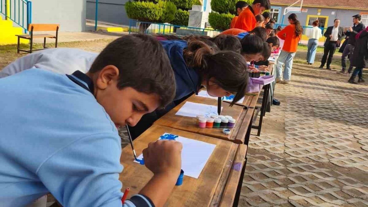 Sarıgöl'de öğrenciler, 3 Aralık'ta el kullanmadan resim yaparak engellilik farkındalığı oluşturdu
