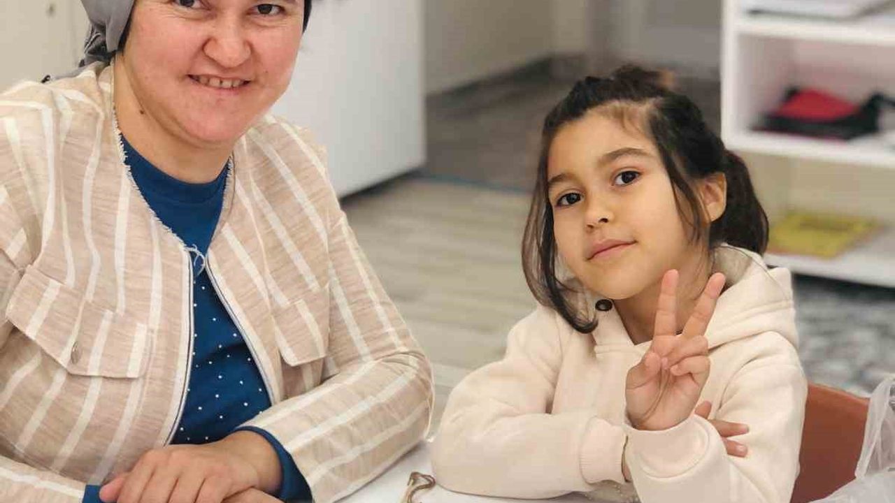 Sarıgöl’de öğrenciler anneleriyle okulda geleneksel kilim dokumayı öğrendi