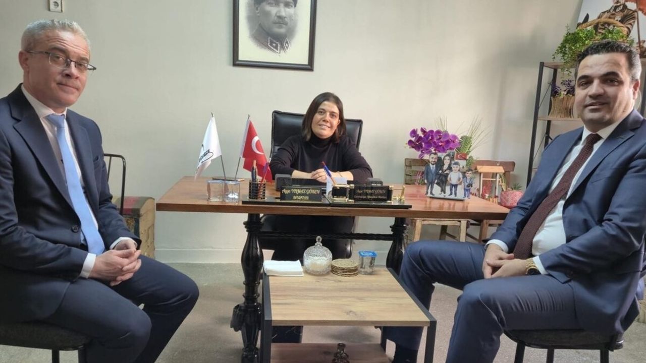 Sarıgöl Kaymakamı Halil Dalak, Cumhuriyet Mahallesi Muhtarı Ayşe Yılmaz Gönen’i Ziyaret Edip Teşekkür Etti