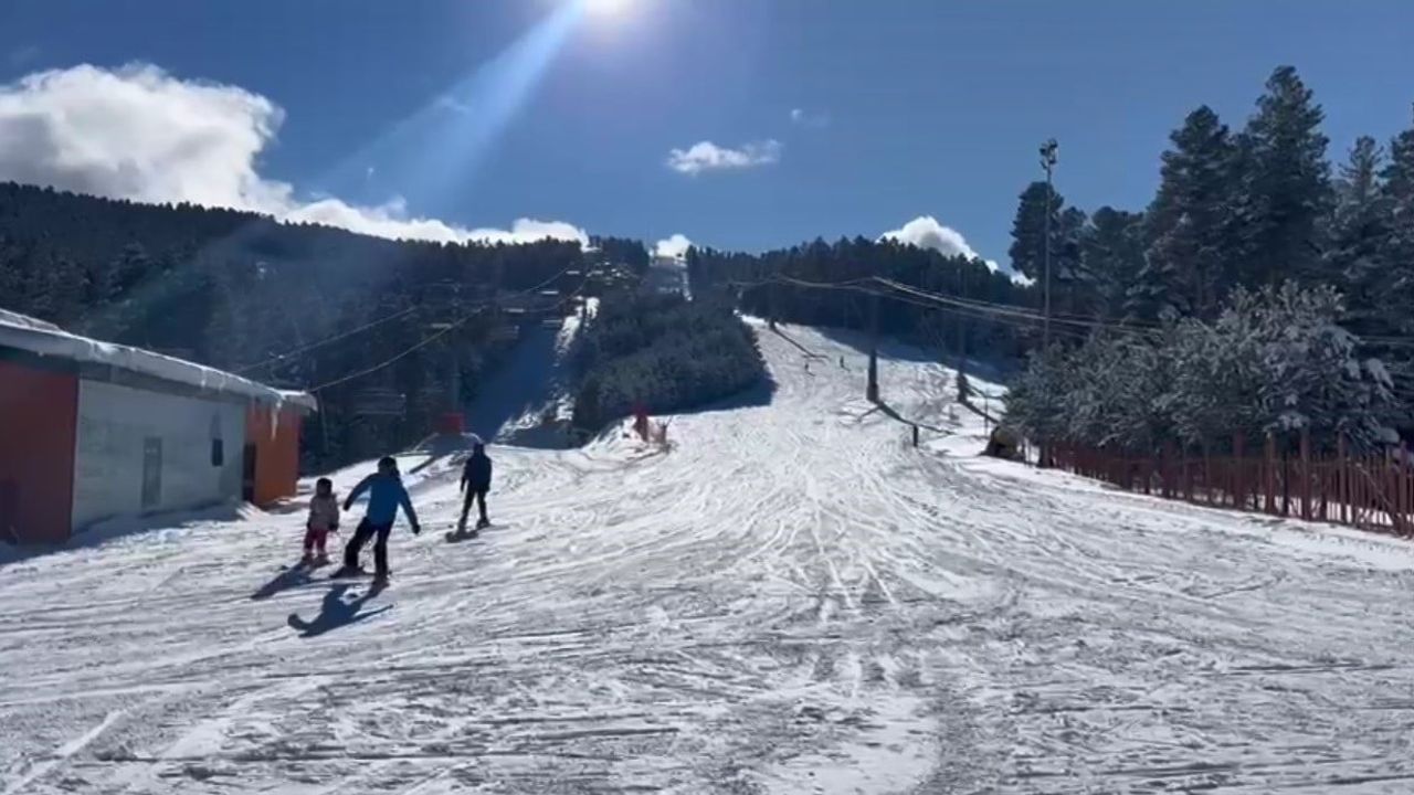 Sarıkamış Kayak Merkezi'nde Aralık ayı sonu yoğunluğu: Kristal kar ve güneşli pistler tatilcileri çekiyor