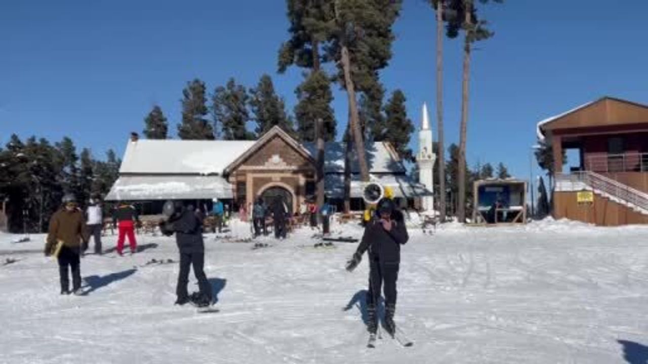 Sarıkamış Kayak Merkezi'nde sezon açıldı: Sarıçam ormanları arasında pistler ilk konuklarını ağırlıyor