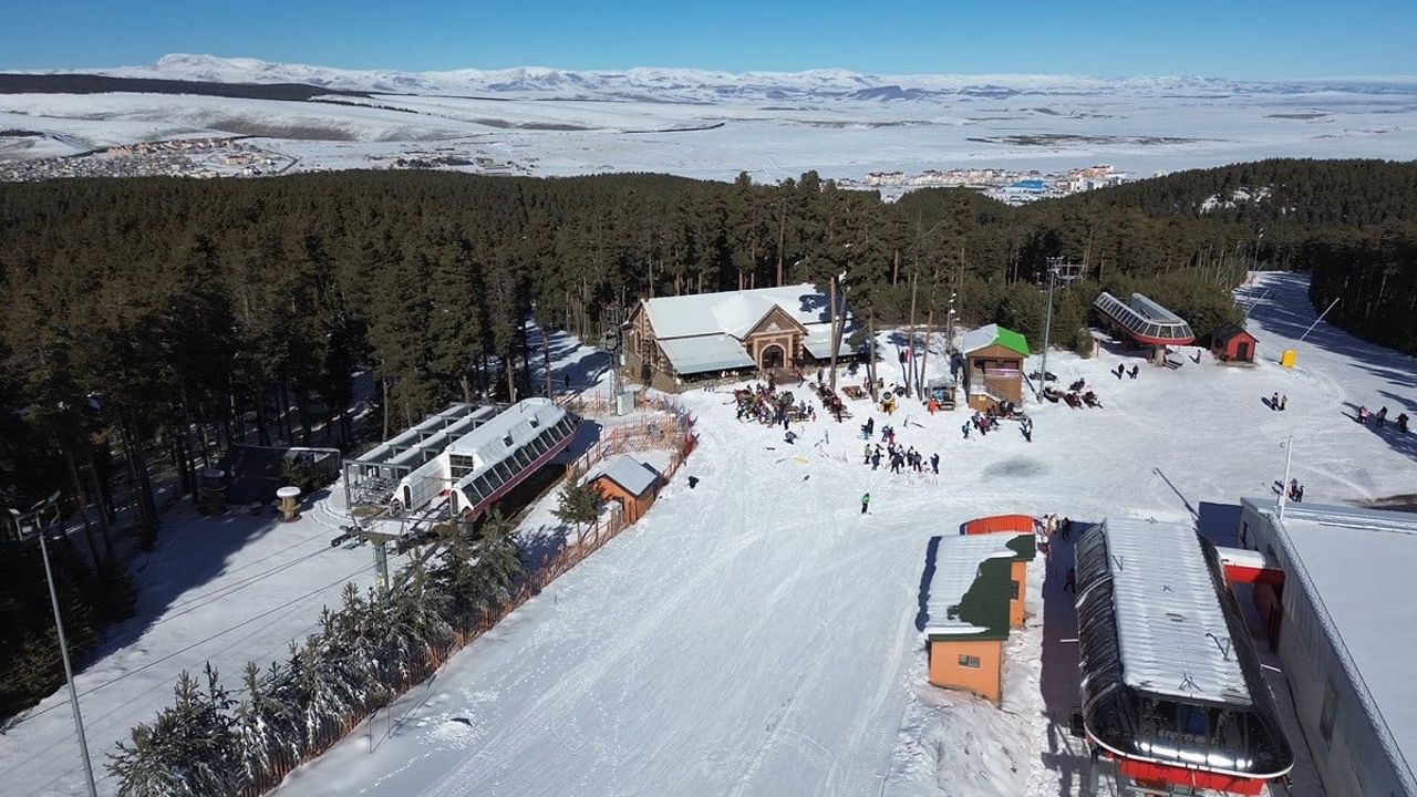 Sarıkamış Kayak Merkezi'nde sezon coşkusu: Kristal karla kaplı pistler dolup taşıyor