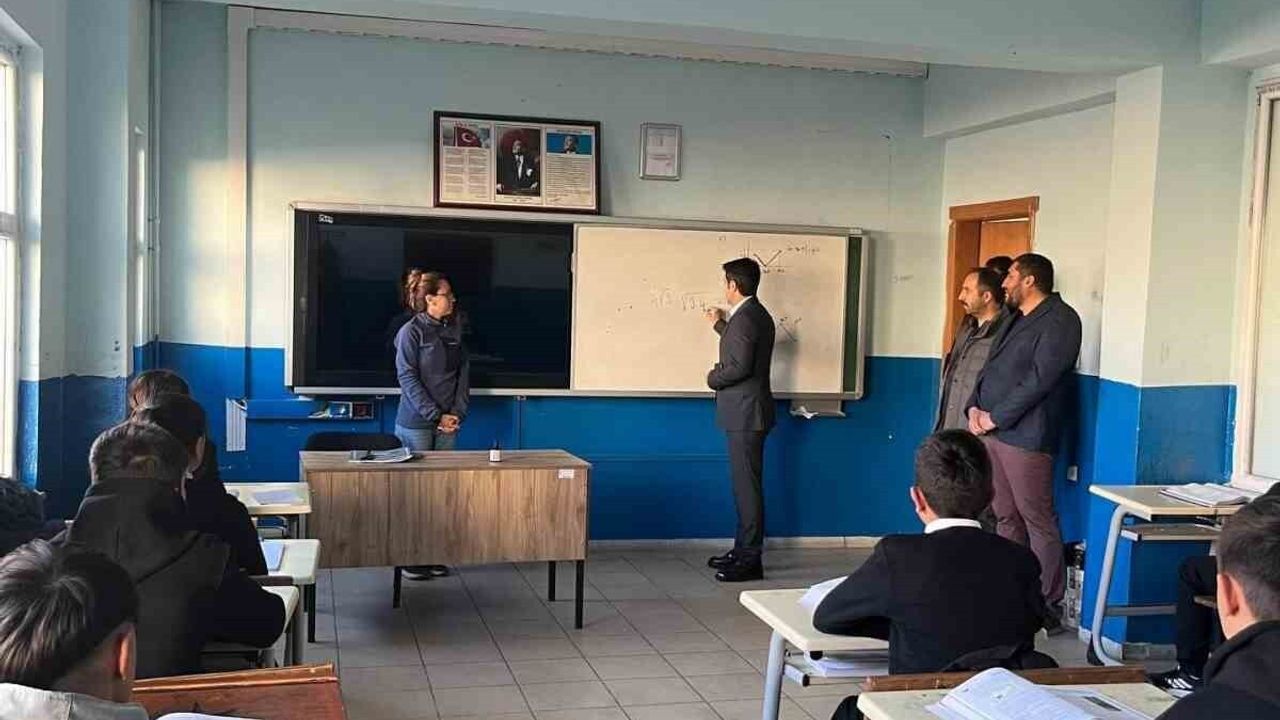 Sarıkamış Kaymakamı Enis Aslantatar öğretmen ve öğrencilerle bir araya geldi