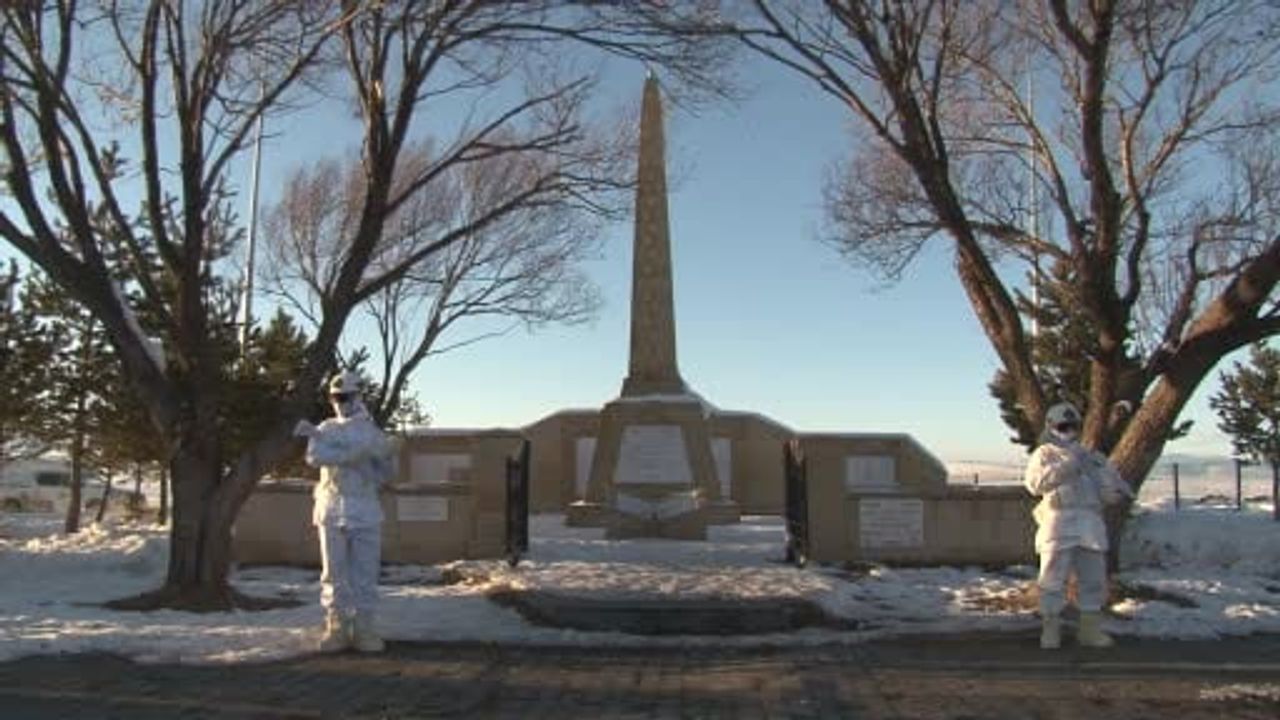 Sarıkamış şehitleri anısına öğrenciler eksi 10 derecede temsili saygı nöbeti düzenledi