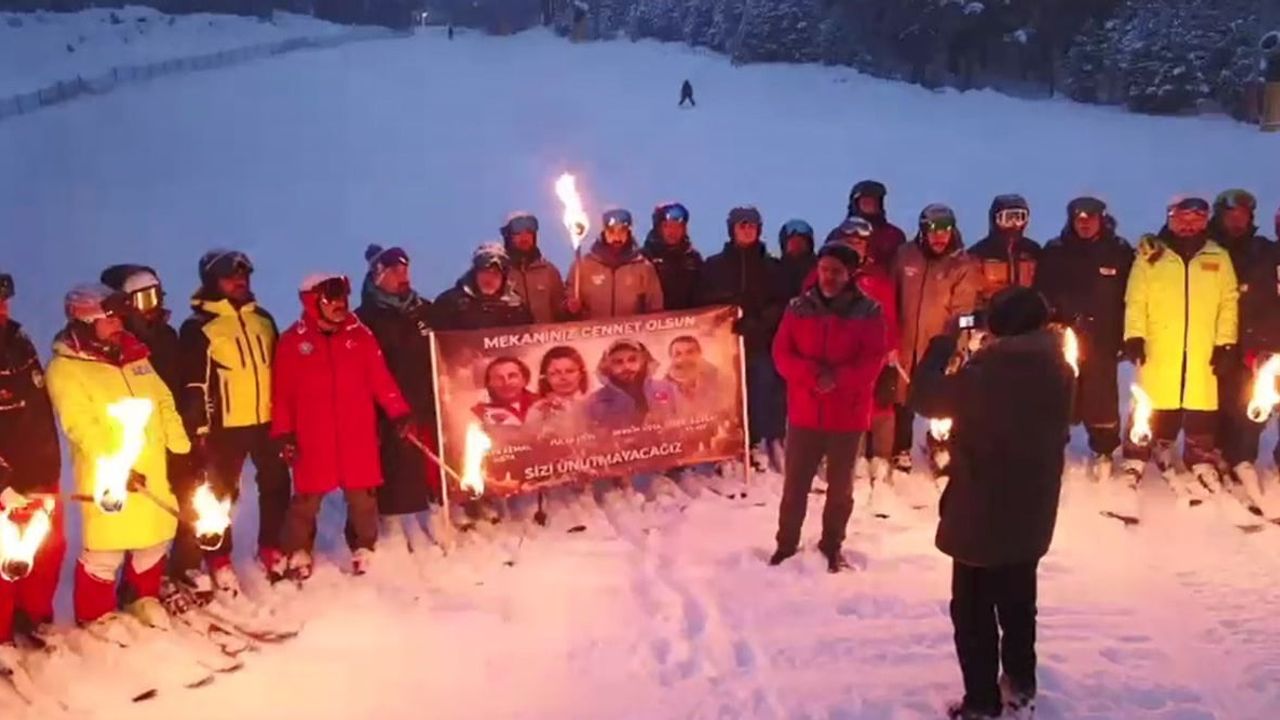 Sarıkamış'ta Anma: Genç Kayakçılar Bursa'daki Yangında Hayatını Kaybeden Dostlarını Andı