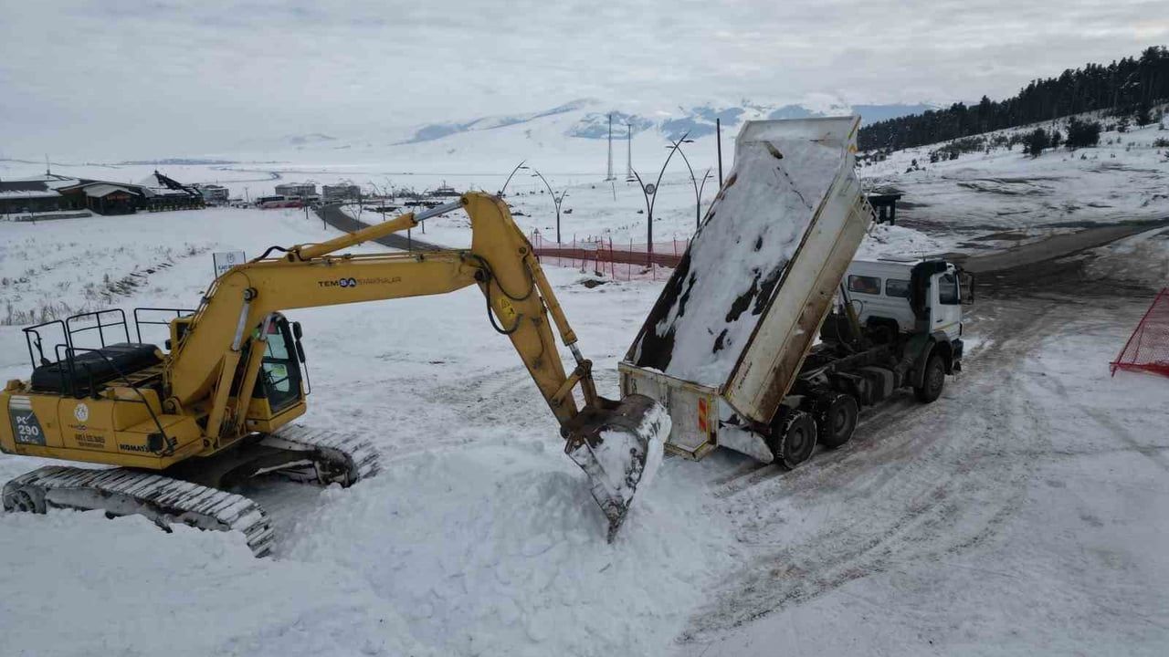 Sarıkamış’ta "Kardan Heykeller" için 200 kamyon kar taşınıyor