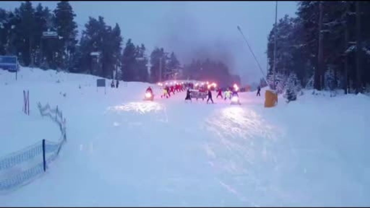 Sarıkamış'ta kayakçılardan Bursa'daki yangında yaşamını yitiren dostlarına anma: 'Acınız acımızdır'